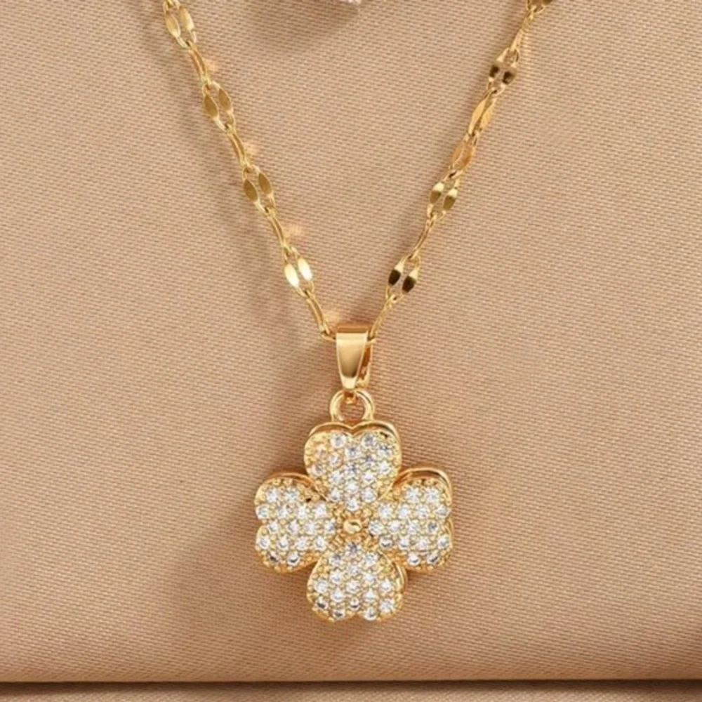 Elegant Gold Flower Pendant Necklace